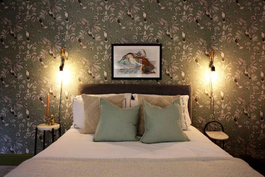 Burton  Lincoln Apartment Freshly Renovated Common Views מראה חיצוני תמונה