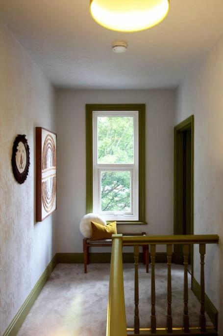 Burton  Lincoln Apartment Freshly Renovated Common Views מראה חיצוני תמונה