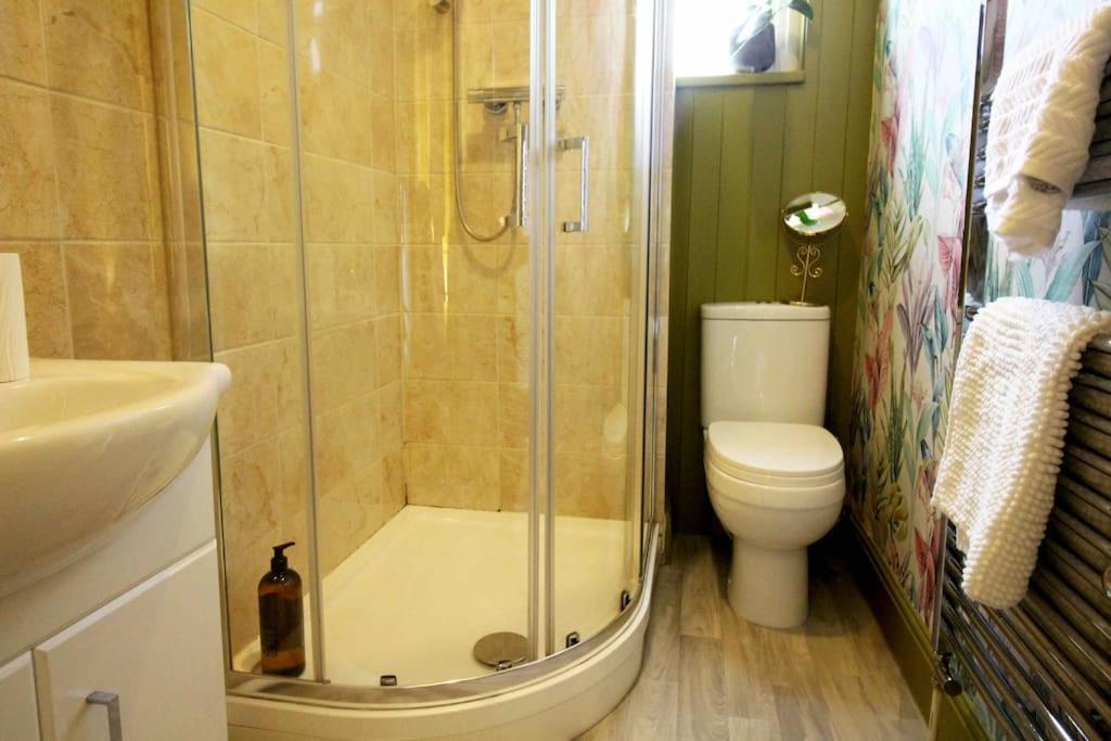Burton  Lincoln Apartment Freshly Renovated Common Views מראה חיצוני תמונה