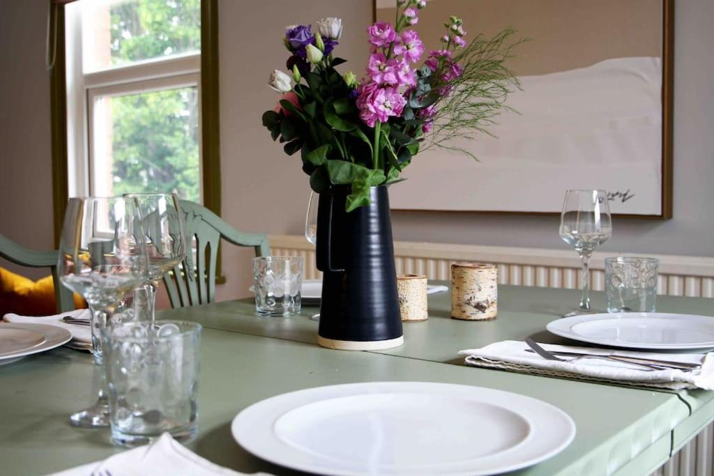 Burton  Lincoln Apartment Freshly Renovated Common Views מראה חיצוני תמונה