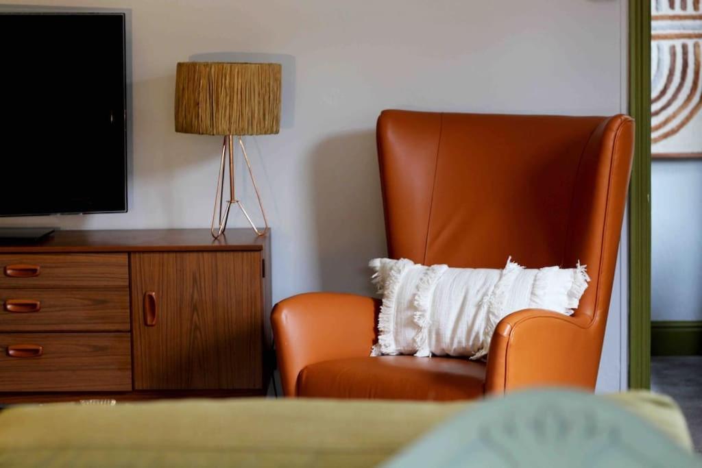 Burton  Lincoln Apartment Freshly Renovated Common Views מראה חיצוני תמונה