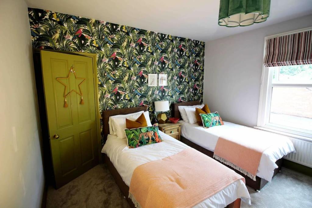 Burton  Lincoln Apartment Freshly Renovated Common Views מראה חיצוני תמונה
