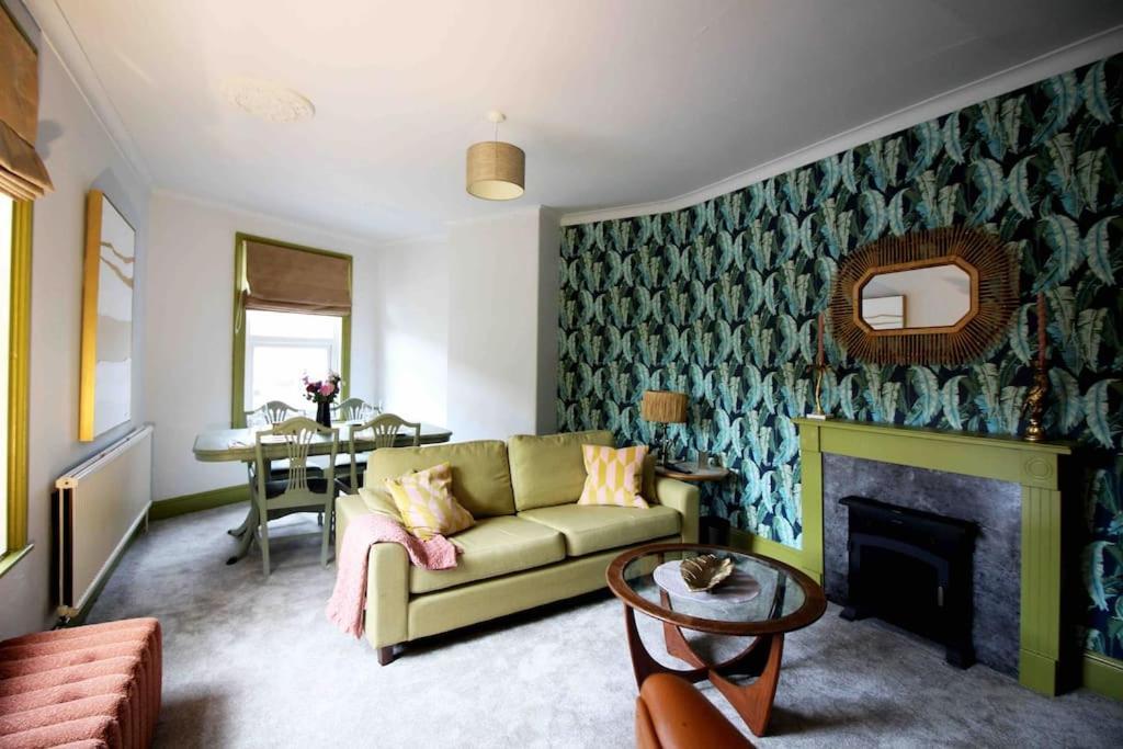 Burton  Lincoln Apartment Freshly Renovated Common Views מראה חיצוני תמונה