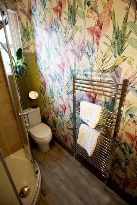 Burton  Lincoln Apartment Freshly Renovated Common Views מראה חיצוני תמונה